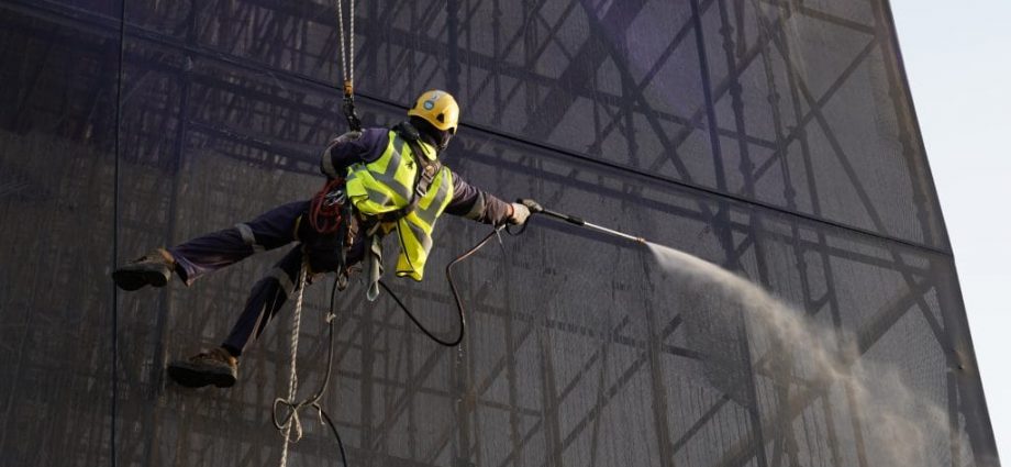 The Daily Responsibilities Of Rope Access Cleaners